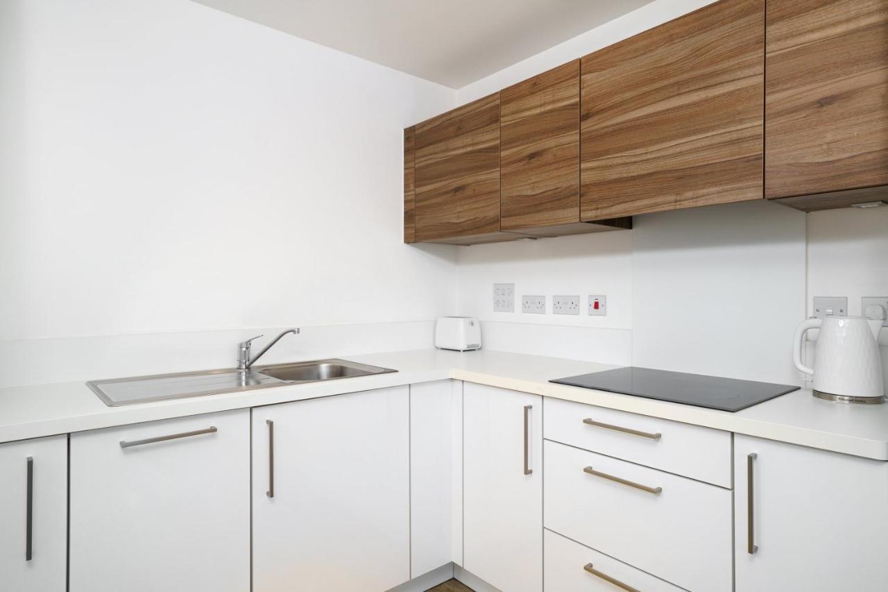 לונדון Stylish Fully-Equipped One Bedroom Apartment With Extra Sofa Bed, Free Secure Parking, Onsite Gym, 24Hr Security & Concierge מראה חיצוני תמונה