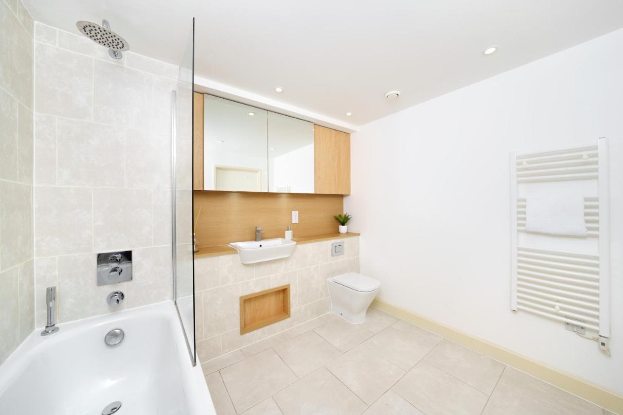 לונדון Stylish Fully-Equipped One Bedroom Apartment With Extra Sofa Bed, Free Secure Parking, Onsite Gym, 24Hr Security & Concierge מראה חיצוני תמונה